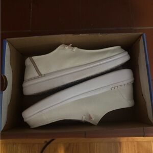 Hey Dude Wendy Rise Spark White/Cream Metallic Casual Sneakers 9 9.5 runs large